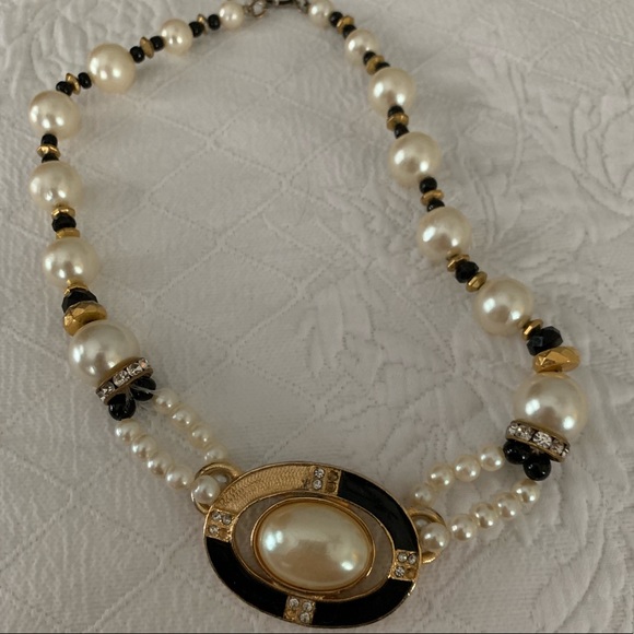 Jewelry - Retro Chunky retro pearl, gold and black necklace